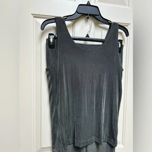 Like New! Women’s Chico’s Jumpsuit. Color Green - Picture 9 of 10